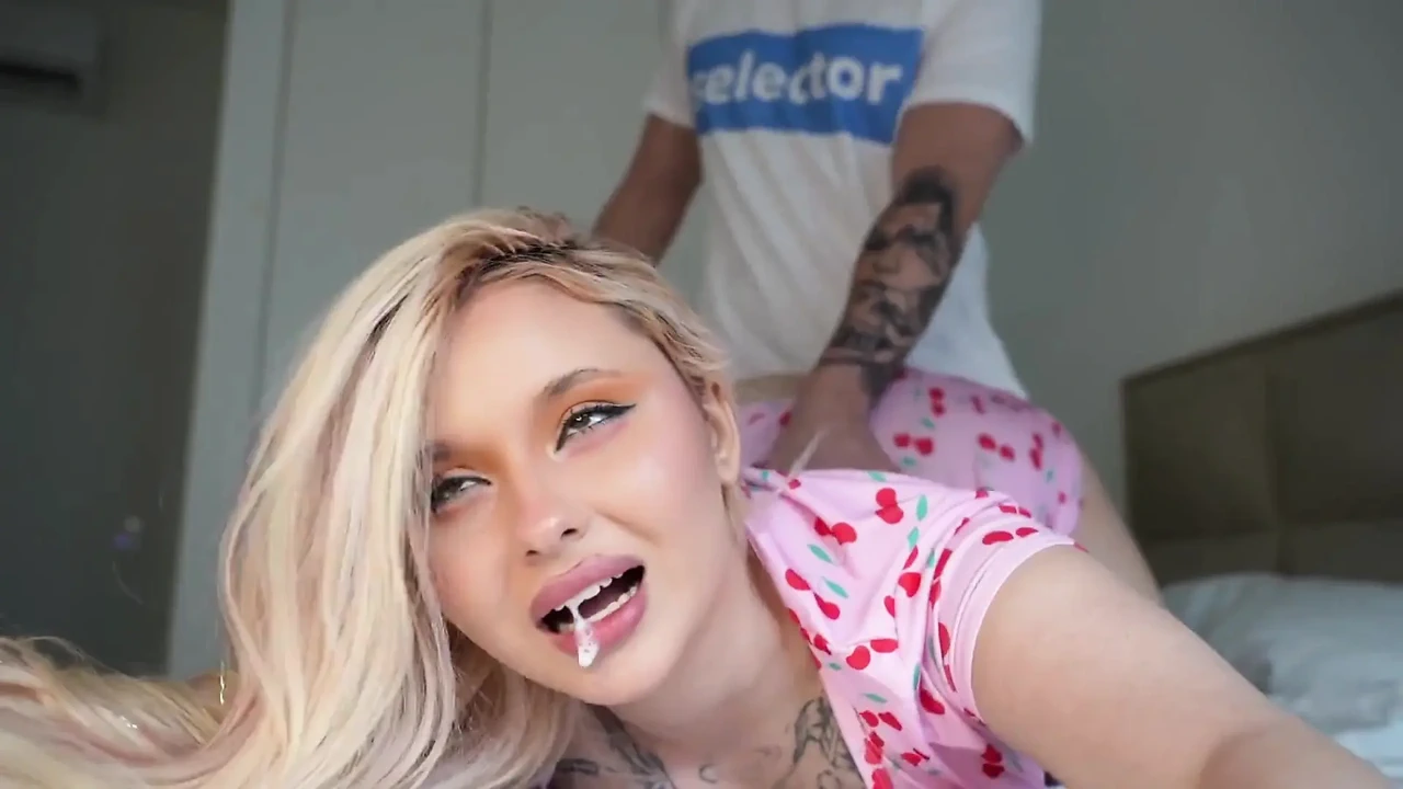 Nika教她的处女继兄如何做爱