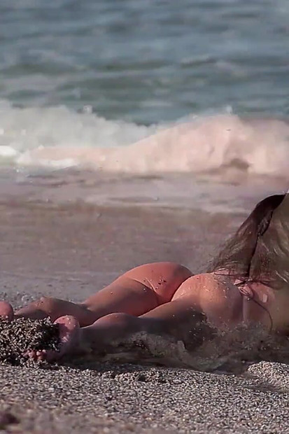 Σέξι λεσβίες καυλώνουν στο ντους και γαμιούνται