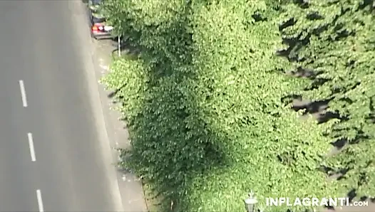 Возбужденных крош трахают в публичной оргии