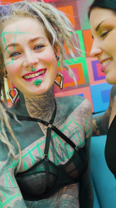 Gothic dan hippie chick love lagi asik seks anal sampai dicrot di muka