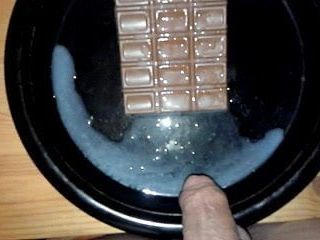 Grosse éjaculation (16 giclées) sur une barre de chocolat