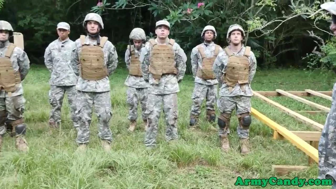 Militares arrombando a bunda em orgia ao ar livre
