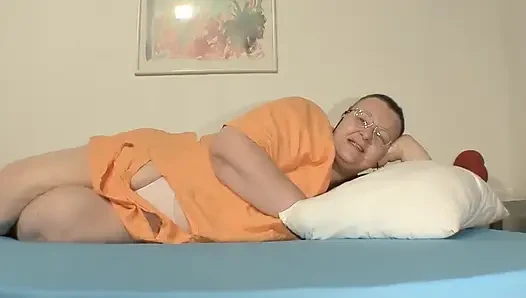 Kıllı iri güzel amcıklı azgın olgunla gerçek Alman amatör azgın bir yarakla ağzına alıyor