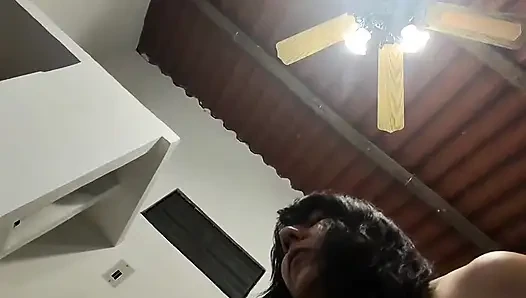 Bir partiye gittik ve Riva iç çamaşırı giymiyordu ve sonunda odalardan birine düştük