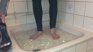 Zabawa butami pod prysznicem