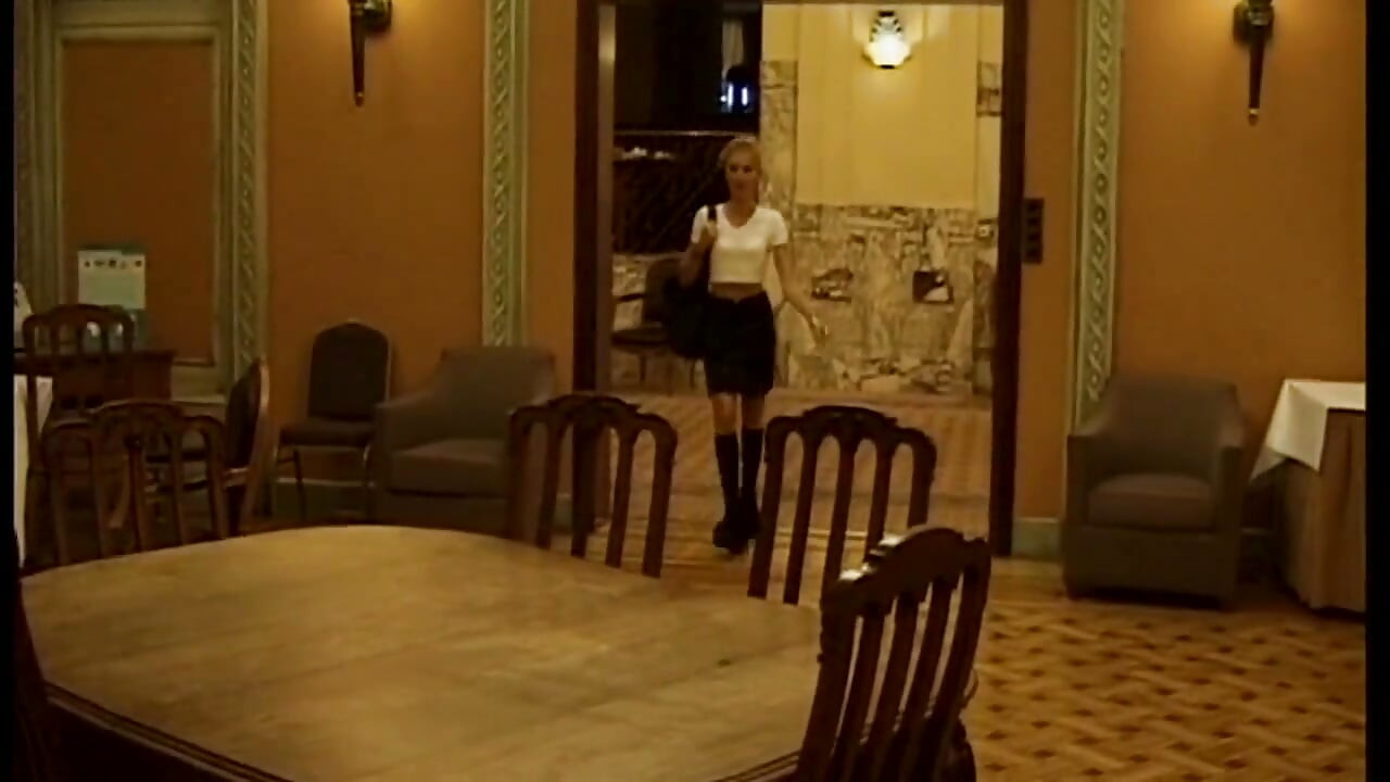 Mogen blondin sträckt vid i slarvig analpullande orgie