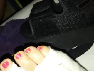 Masturbación y eyaculación cerca del pie lesionado de mi esposa