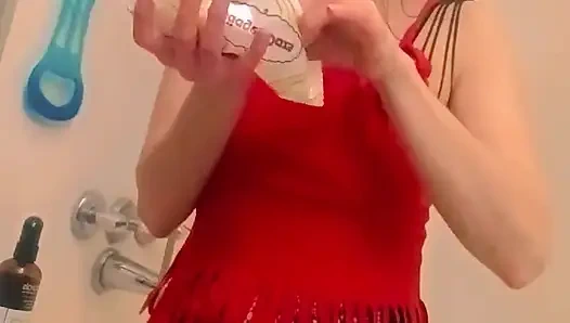 Грязная ледяная крошка в баре, поедание и раздевание