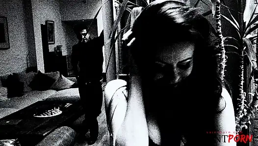 Amica bentley überspannt einen schwanz mit ihrer nassen und haarigen muschi