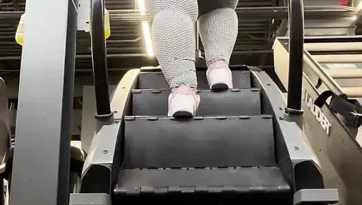 Kamu mau bantu nglatih aku di gym atau malah nonton pantatku goyang-goyang?