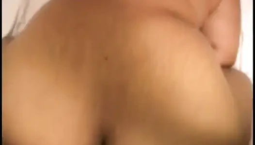 Şişman zenci bebek kalın siyah yarağı emiyor ve sikiliyor