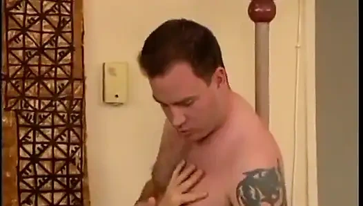 Sarışın bebek ve iki biseksüel adam kanepede emiyor ve sikişiyor