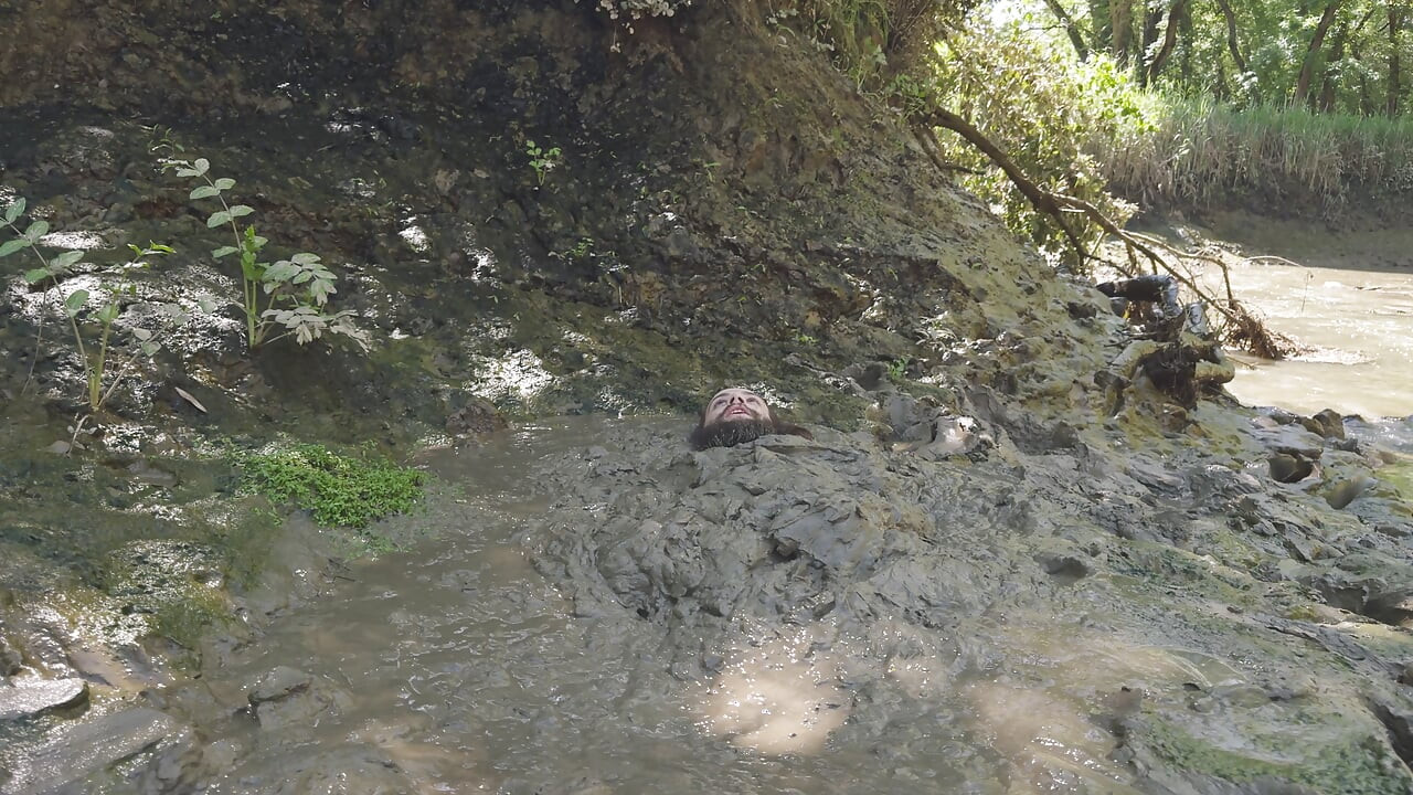Odd Stuck... Living Mud ?
