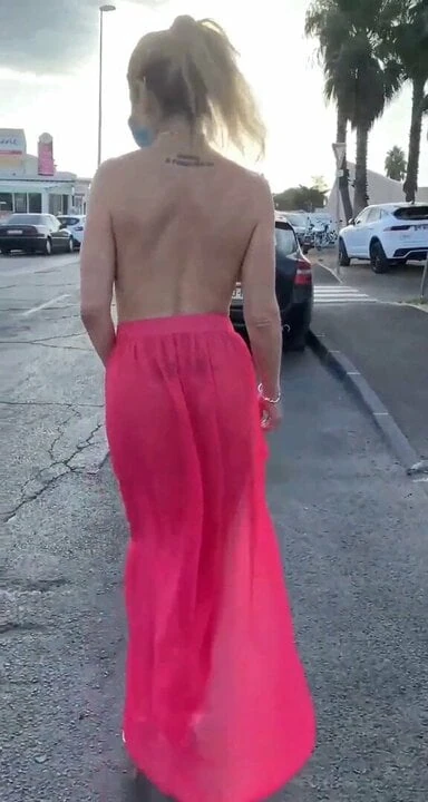 hermosa chica dando un paseo