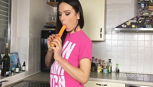Игривая молодая Burnette Nataly Gold готовит морковь надлежащим образом