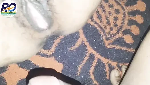 Nyonya desa desi disetubuhi dengan gaya anjing, jika ada kesempatan di sekolah, dia mengangkat saree-nya dan mengisap penis, hindi