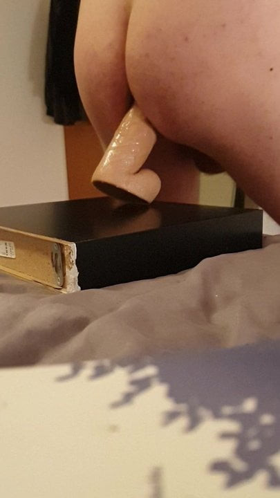 用假阳具玩得很开心