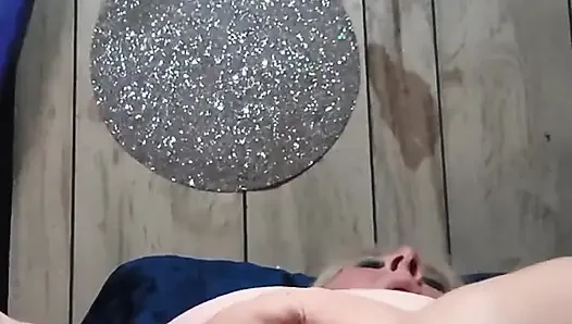 Was für ein großer vorbau auf diesem weißen trailer, müll