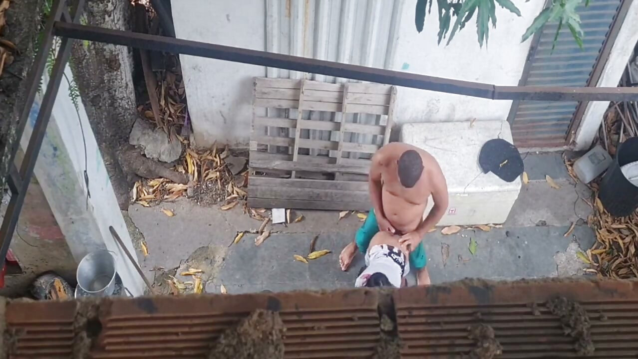 가정부와의 야외 섹스