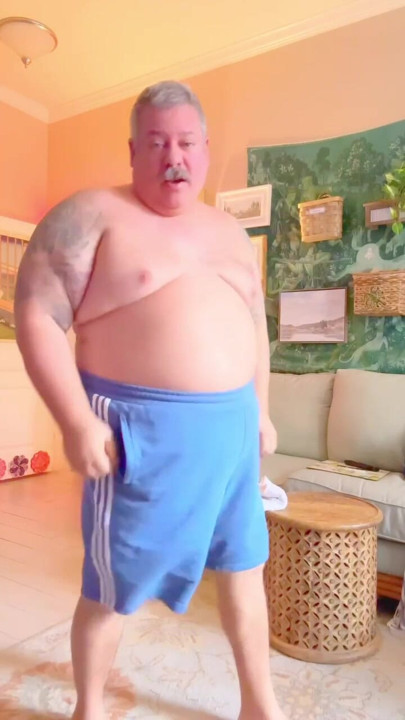 Обнаженный танец больших яиц