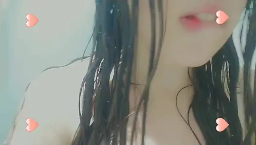 Völlig nasses, geiles schätzchen nimmt eine heiße dusche und masturbation, mundnahaufnahme, nasse haare und süßer bh