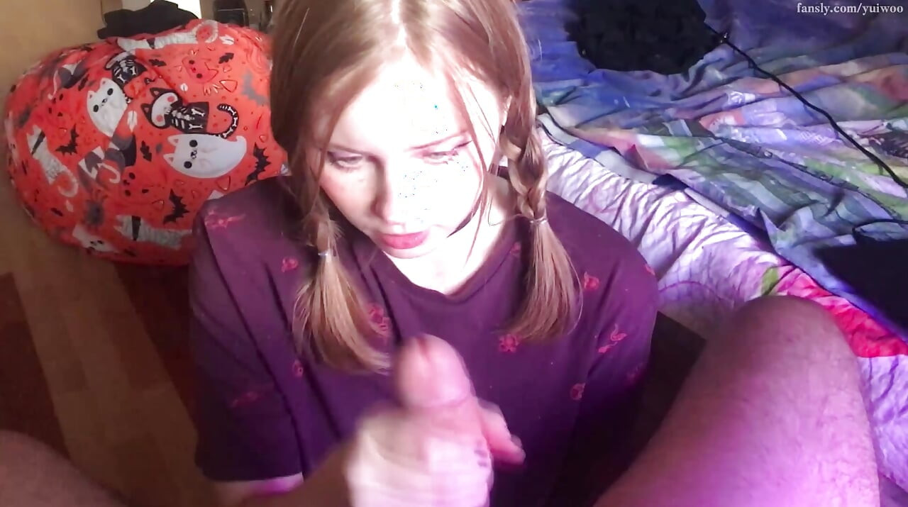 Genç üvey kız kardeş büyük yarağı emiyor ve yüzüne boşaltıyor