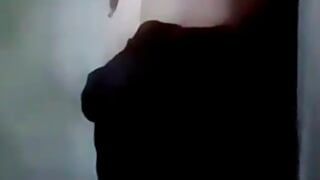Горячая индийская студентка мастурбирует и показывает горячие сиськи