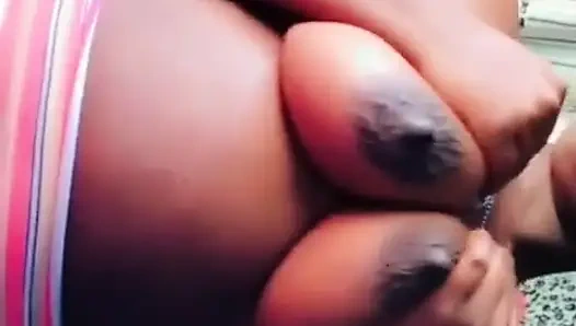 Heiße afrikanische königin massiert ihre großen möpse