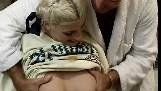 Симпатичную немецкую крошку в на кухне