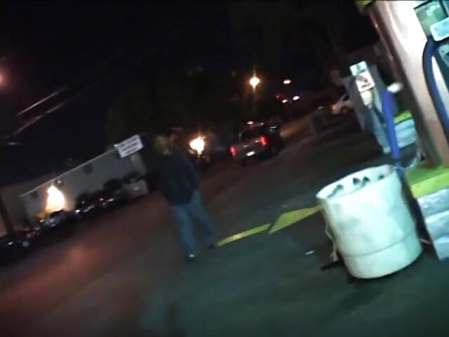 Dos chicas de ébano increíbles están haciendo un hombre solitario en la gran cama de casa
