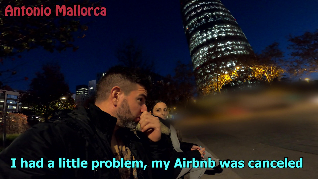 在我丢了airbnb后，热辣的大屁股西班牙人邀请我去她的酒店房间