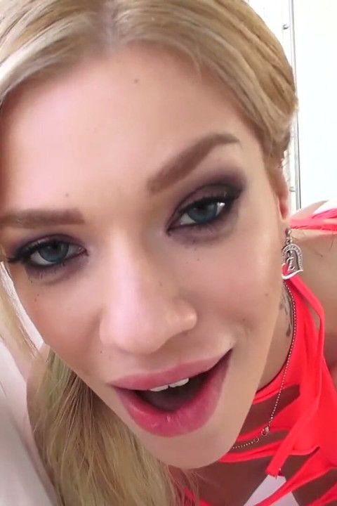 Brazzers - blonda Bibi Noel tachinează în lenjerie sexy înainte ca Mick să o fută într-o acțiune anală sălbatică