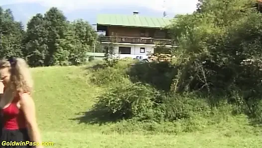 Azgın sarışın dağ kızı