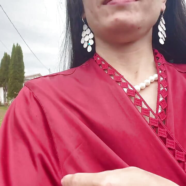 Cewek ini lagi asik kencing di luar ruangan