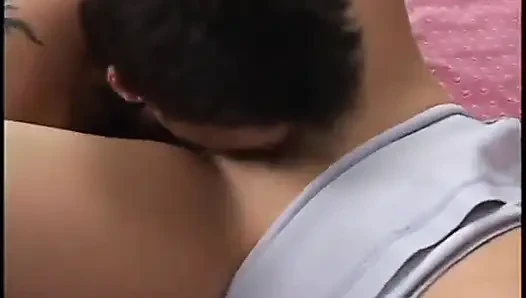 Esmer genç kız çifte sikiliyor ve yüzüne boşalma