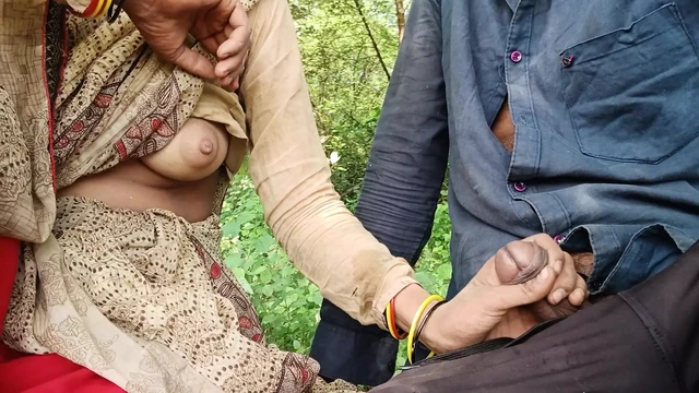 Out door bhabhi&#039;s boobs come out