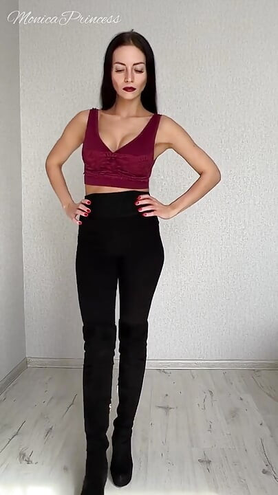 Giantess Squeezes Tiny Men and Eats