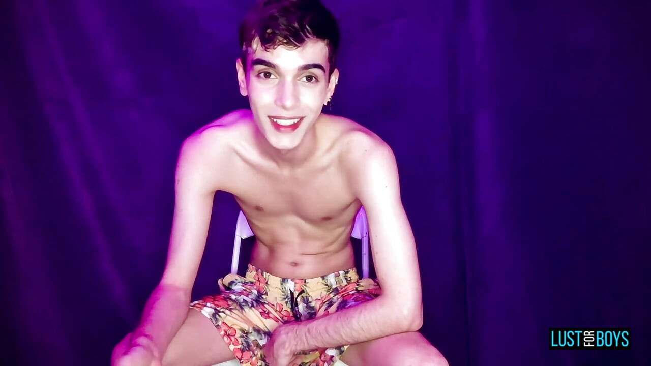 Lustforboys Henry Evans uzun yarağını yumurta okşayıcı ve büyük zıplayan taşaklarla okşuyor