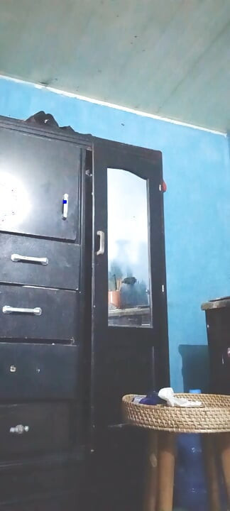 Blondýnka ukazuje svou kundičku