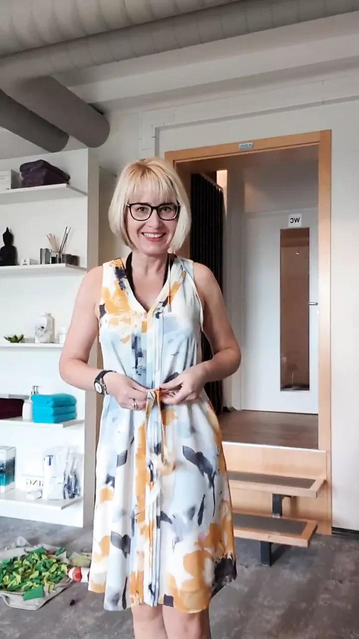 Julie的夏季束缚连衣裙