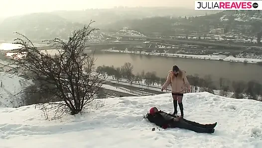 Sexy rothaarige reitet einen harten schwanz im kalten schnee