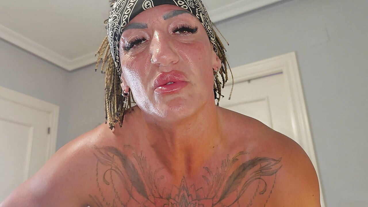 Сучка Danaxmuscles разбивает мой член и яйца