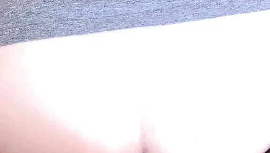 Wunderschönes mädchen bittet, groß in ihrer nassen engen und dicken brust zu werden