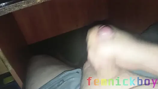 Şişman adam damarlı yarağını sıvazlıyor ve boşalıyor