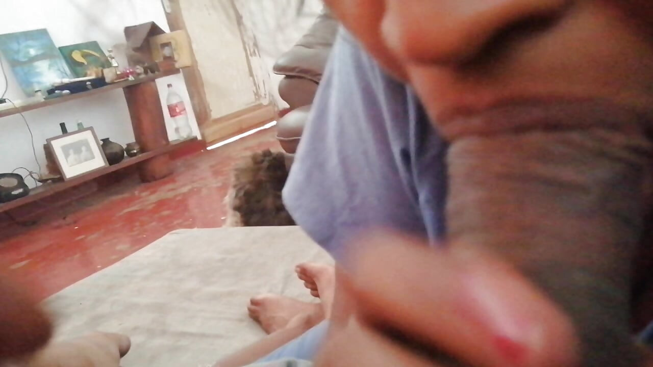 父が働いている間に継母に見つかってしまいます