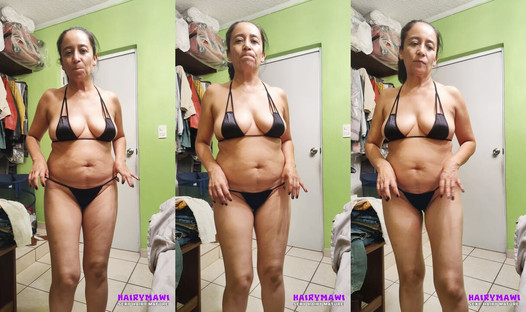 NAPALONA CYCATA GOSPODYNI DOMOWA W MAŁYM BIKINI TAŃCZY MNIE