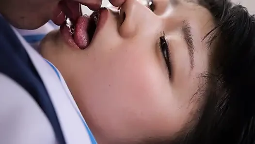 Sessiz duygular sonunda saatler sonra özel olarak ona uzandıkça dökülüyor