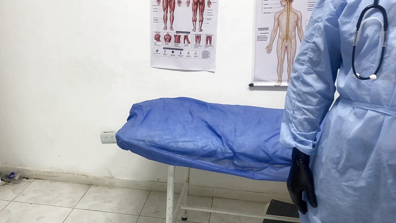 ΚΟΡΊΤΣΙ ΓΑΜΙΈΤΑΙ ΑΠΌ ΤΟ ΓΙΑΤΡΌ ΚΑΙ ΤΟΥ ΛΈΕΙ ΝΑ ΤΑ ΓΑΜΉΣΕΙ ΌΛΑ