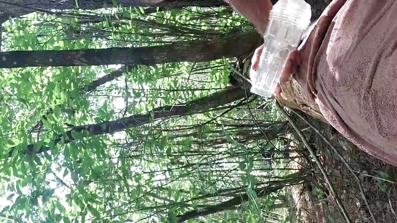 I'm playing for the first time with my fleshlight outdoors, remi06cam4