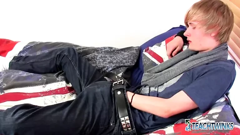 Teachtwinks: brent daley si diverte a rimorchiare e allungare il suo cazzo venoso